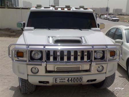 那就是迪拜街头的汽车已经超越了它的自然风光