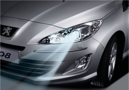 这套hid还配置了自动水平装置和大灯清洗系统