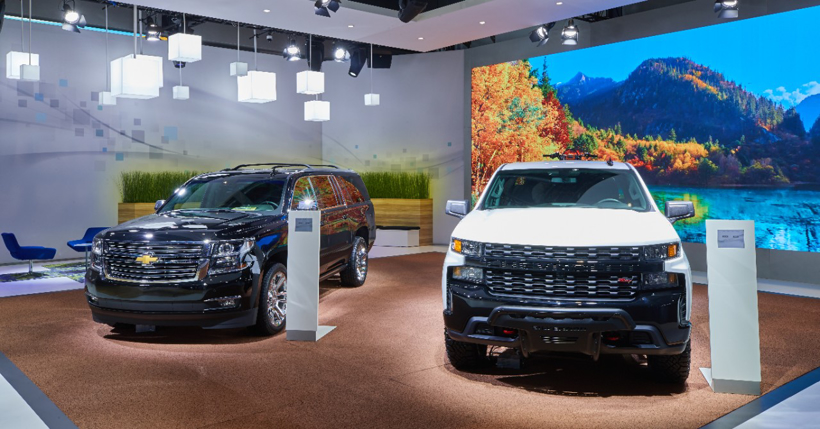 Chevrolet Suburban (left) and Chevrolet Silverado (right).jpg