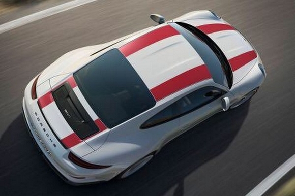 外观方面,保时捷911 R车身造型基本延续了911 GT3 RS的设计,但尾部取消了大型的扰流板。新车的车身涂装显得较为独特,采用了白色车漆,顶部两条红色线条从车头贯穿至车尾,使得新车拥有了更多的赛车元素,侧裙处印有“PORSCHE”字样的黑色拉花,具有很高的辨识度。新车尾部还采用了全新的保险杠设计风格,搭配中置双出的尾气布局更显动感。