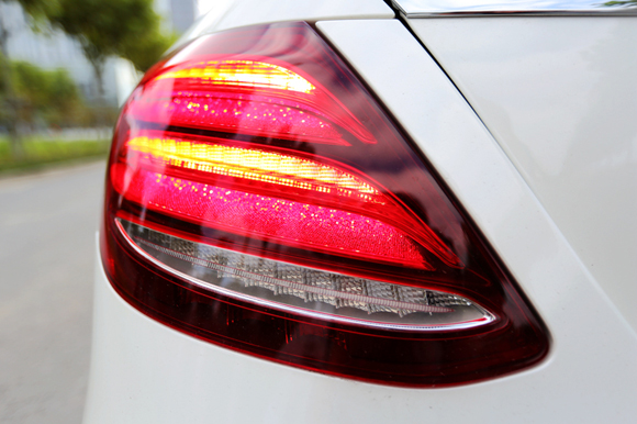 奢华&科技巅峰翘楚试驾全新奔驰E300L运动版