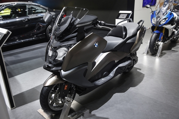 全新bmw c 650 gt豪华踏板摩托车:都市游艇,重塑自由城市出行