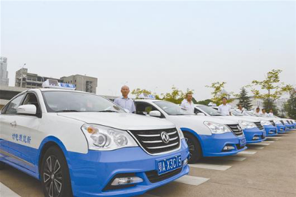 2015年9月,首批30辆东风风神a60ev纯电动出租车交付武汉运行.