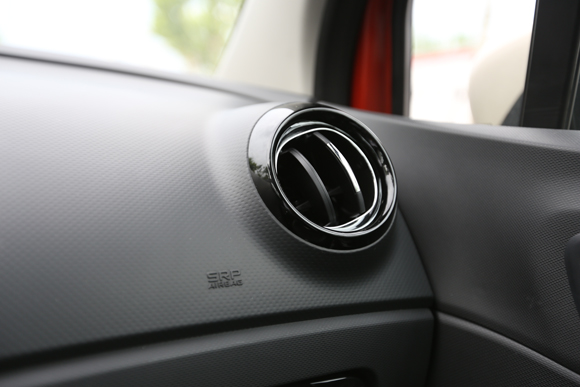 卡缤中央位置的空调出风口采用了常见的百叶窗造型,而两侧的出风口