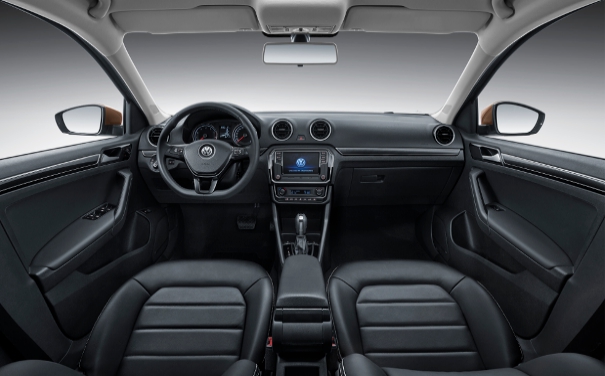 汽车频道 >> 正文         在内饰设计方面,新捷达采用了大量高亮黑